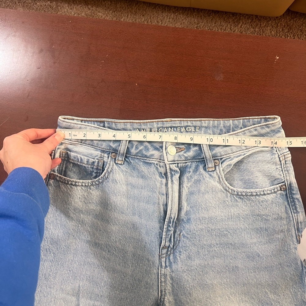 American Eagle Outfitters Light Blue Short Mom Jeans - Picture 5 of 5